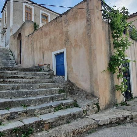 Traditional Hillside Cottage غيتيو المظهر الخارجي الصورة